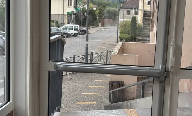 Contrôle d'accès: Opéra, notre solution pour une porte issue de secours , Grenoble, Fontaine serrurerie
